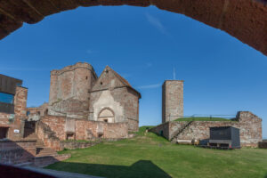 Vue de l'enceinte du château avec son donjon et sa chapelle acollée