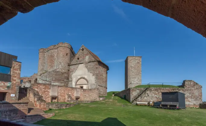 Vue de l'enceinte du château avec son donjon et sa chapelle acollée