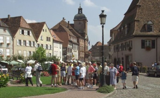 groupe de personne se baladant dans un village