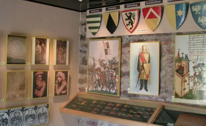 intérieur d'une salle dans la Maison des châteaux forts des Vosges du Nord
