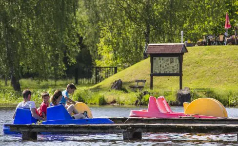 personnes faisant du pédalo à l'étang de Ramstein-Plage