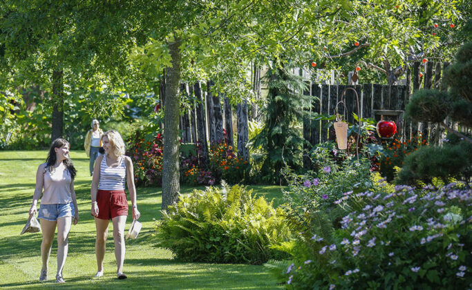 jardin avec des personnes s'y baladant