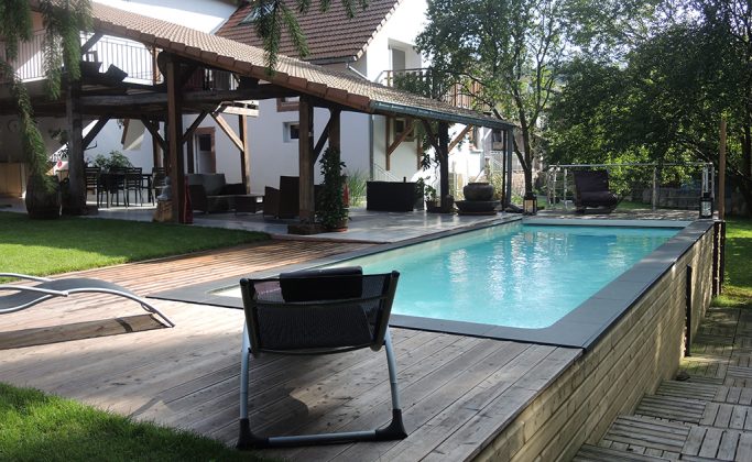 la grange d'Hélène avec sa piscine extérieure