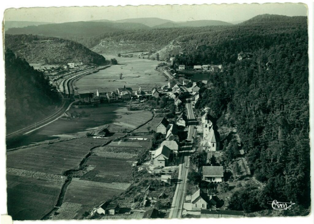 Carte postale du village de Falkensteinerbach datant de 1950, photo aérienne en noir et blanc