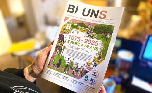 bi uns tenu en main par une femme