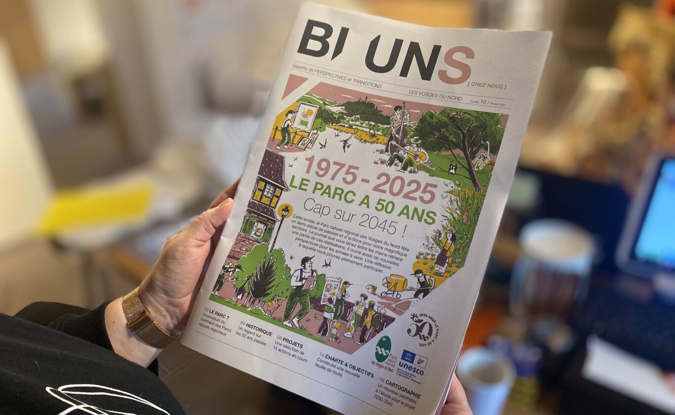bi uns tenu en main par une femme